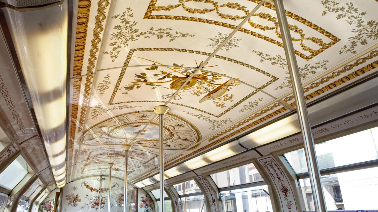 Louis XIV railway carriages take to ParisVersailles line